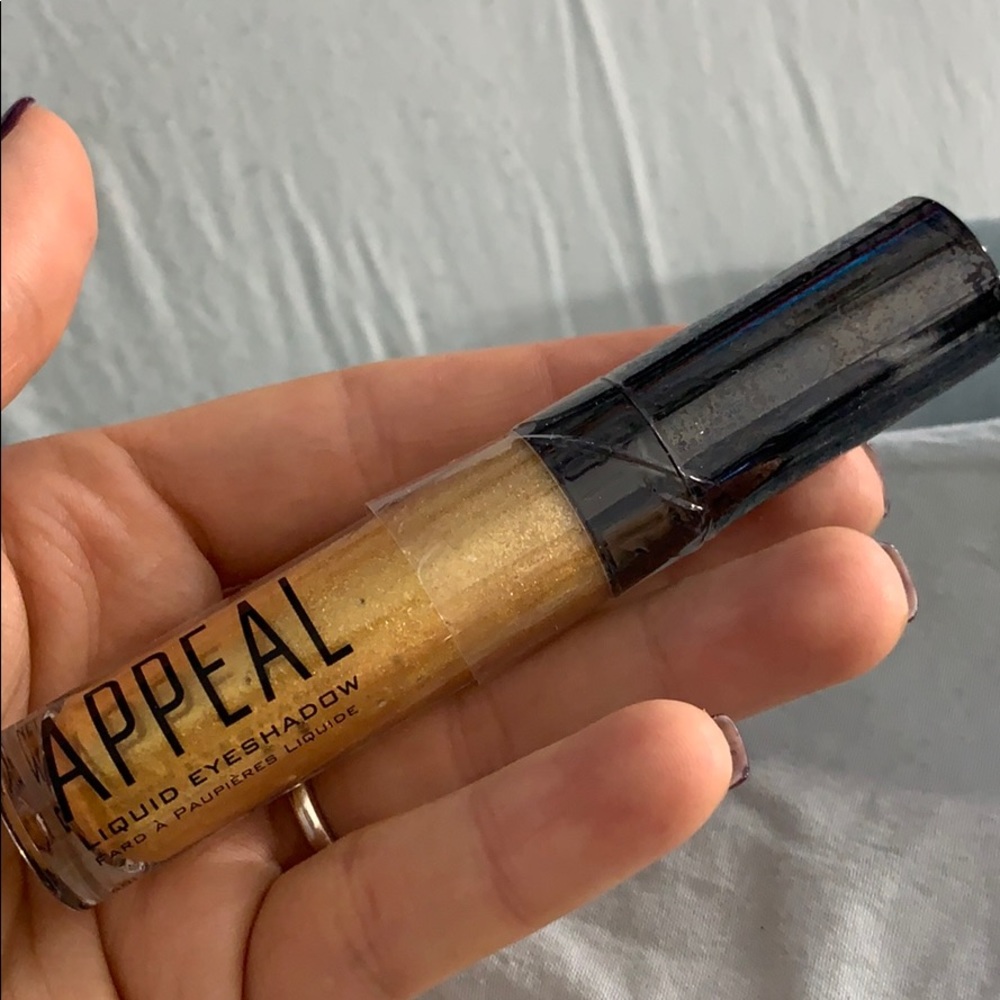 Liquid eyeshadow